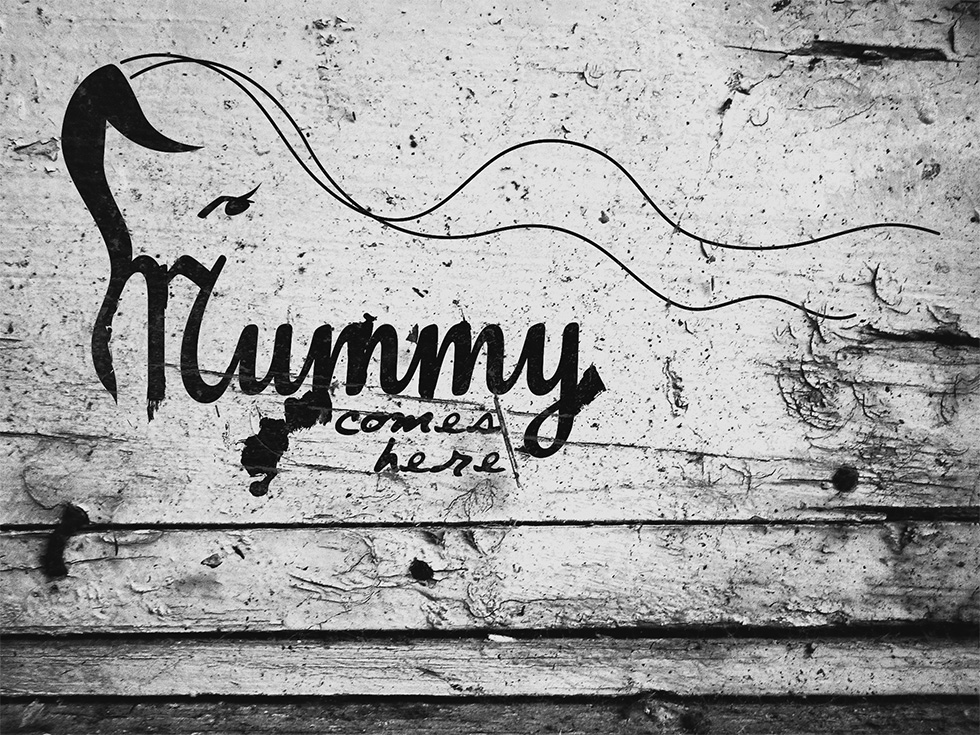 Mummy comes here logo
